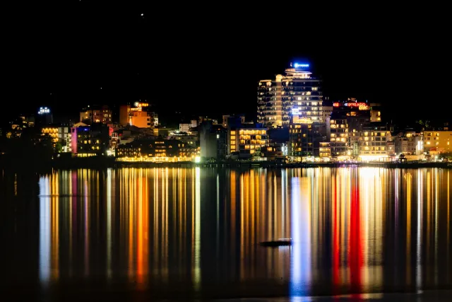 Ita Thao am Ufer des Sees bei Nacht