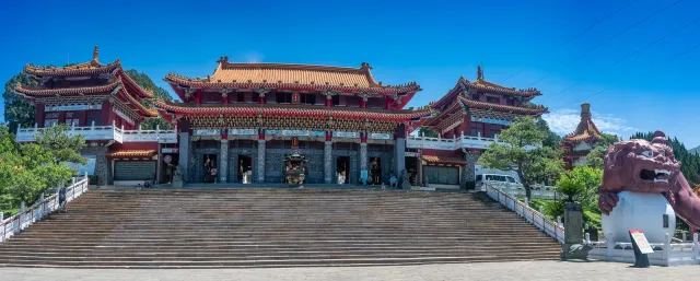 Der Wenwu Tempel am Ufer