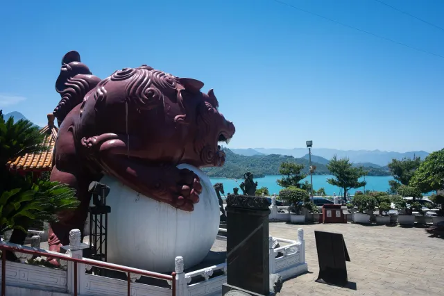 Der Wenwu Tempel am Ufer