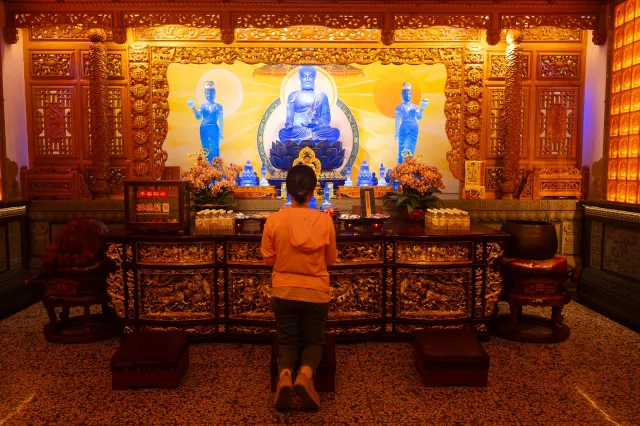 Der Wenwu Tempel am Ufer