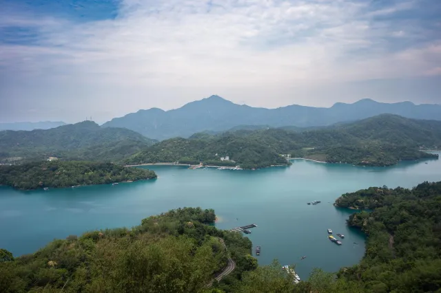 Der Sonne-Mond-See von der Ci-En-Pagode aus fotografiert