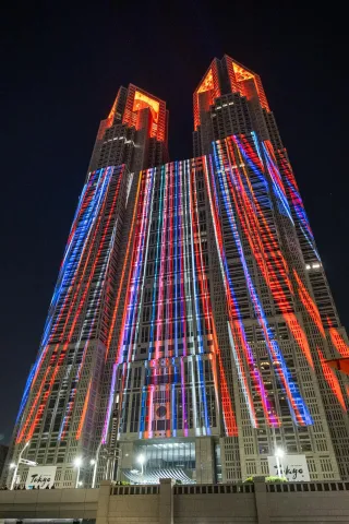 Farbenfrohe Lightshow auf der Fassade des Tokioter Rathauses