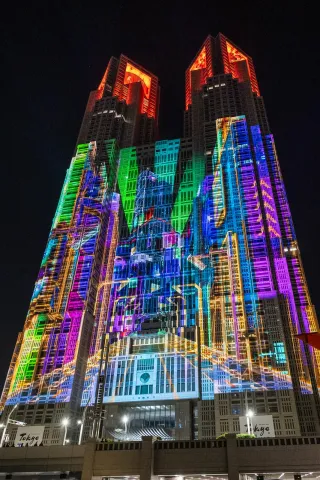 Farbenfrohe Lightshow auf der Fassade des Tokioter Rathauses