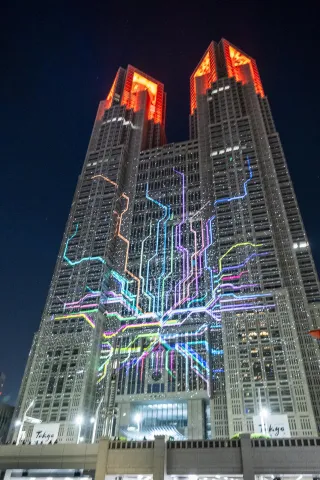 Farbenfrohe Lightshow auf der Fassade des Tokioter Rathauses