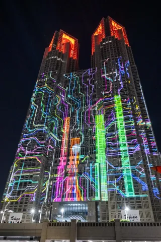 Farbenfrohe Lightshow auf der Fassade des Tokioter Rathauses