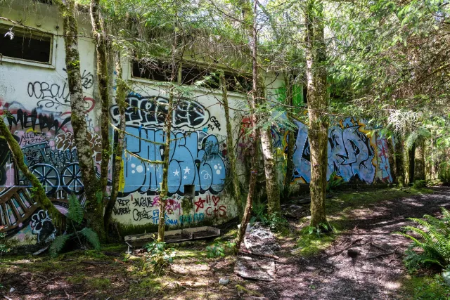 Relic from the war era – the abandoned radio station near the former radar post
