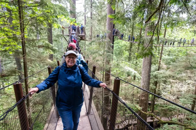 Karin in den Baumwipfeln