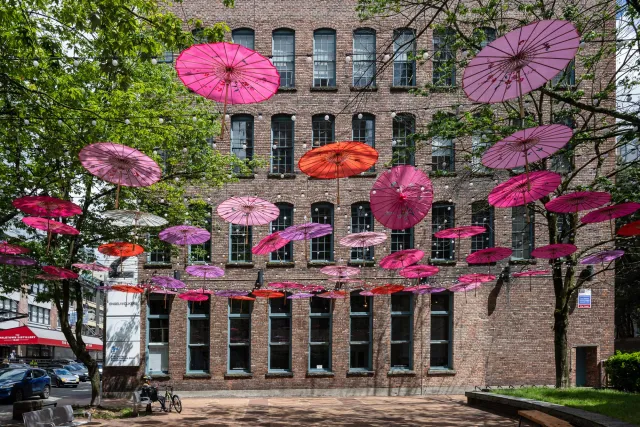 Regenschirm-Installation in Yaletown – schwebende Kunst zwischen den Häusern
