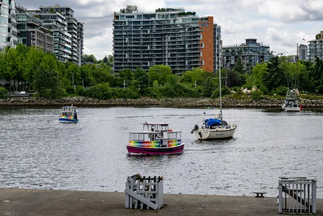 Mit den Wassertaxis über den Creek