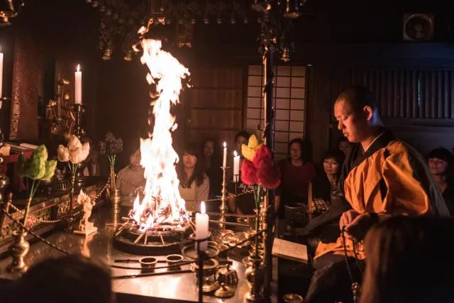 Die Goma-Feuerzeremonie im Ekōin-Tempel in Kōyasan