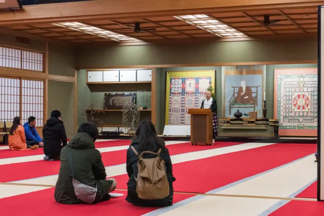 Teilnahme an einer buddhistischen Lesung