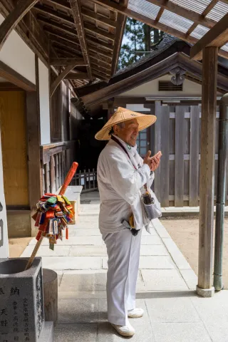 Ein Pilger im traditionellen Gewand mit Pilgerstock