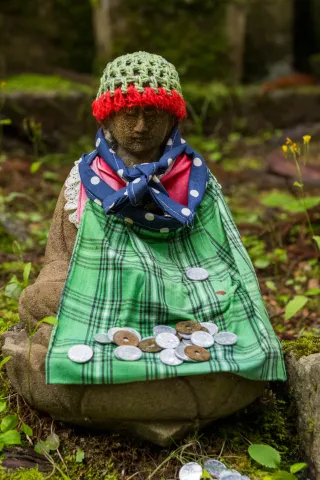 Im Okunoin-Friedhof begegnet man Jizō-Statuen in fast jeder Form