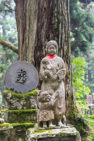Im Okunoin-Friedhof begegnet man Jizō-Statuen in fast jeder Form