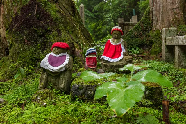 Im Okunoin-Friedhof begegnet man Jizō-Statuen in fast jeder Form