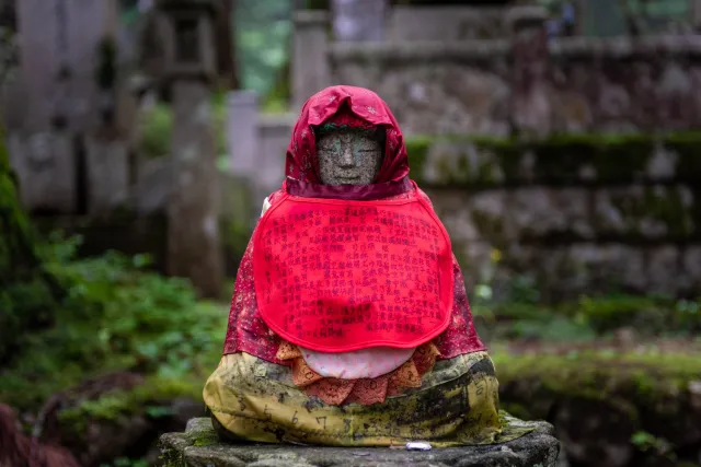 Im Okunoin-Friedhof begegnet man Jizō-Statuen in fast jeder Form