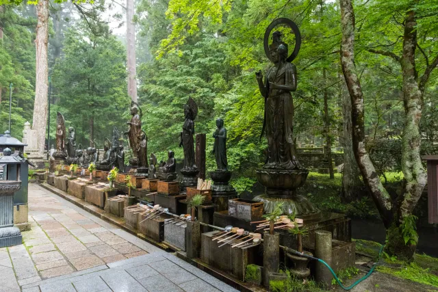 Die Friedhofsgötter wachen über den Ort