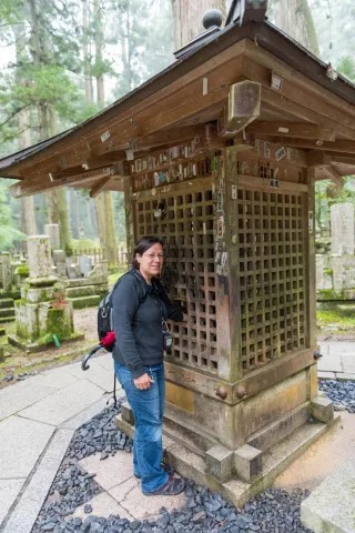 Der heiligee Stein hinter einem Holzgitter