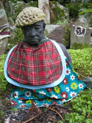 Im Okunoin-Friedhof begegnet man Jizō-Statuen in fast jeder Form
