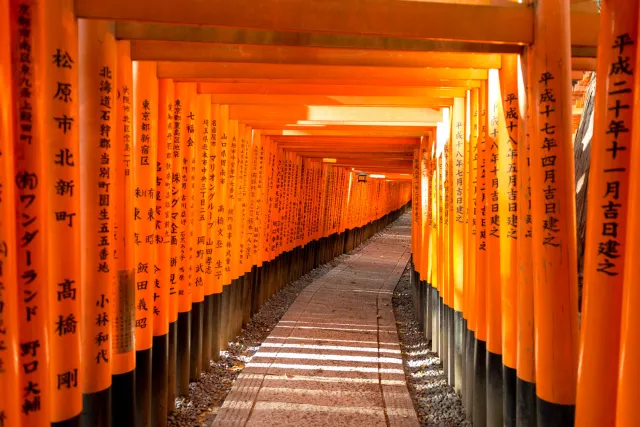 Die letzten Sonnenstrahlen durchdringen die Toris