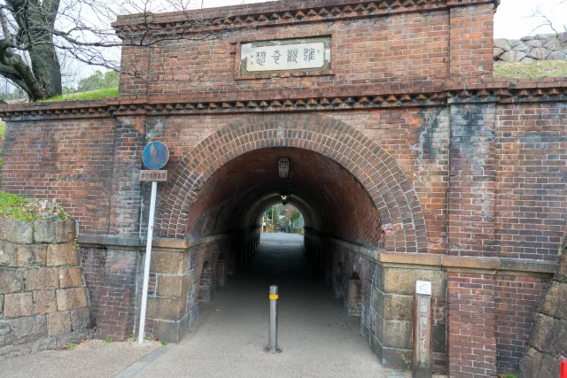 Der alte Backsteintunnel zur kleinen "Bootswerft"