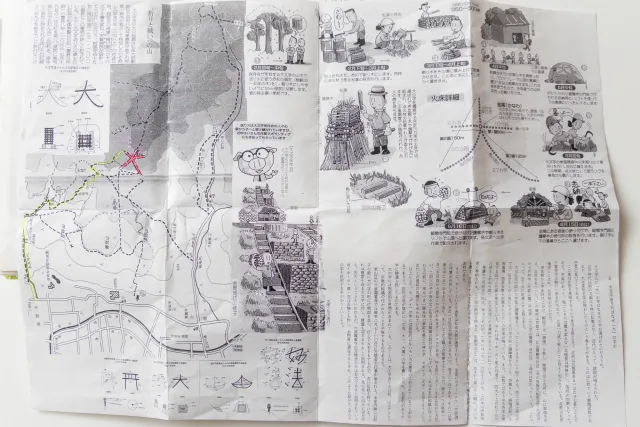 Ein Wanderer erklärt uns das Daimonji-Feuerzeichen des Gozan-Okuribi-Festes