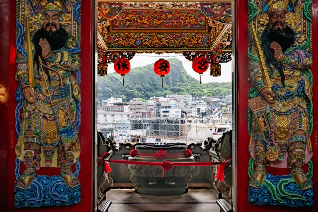 Blick aus dem Bao’an-Tempel auf den Hafen von Yehliu – die Laternen tragen die Zeichen 保安宮 (Bao’an Gong)