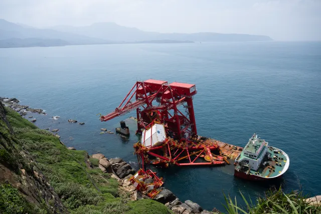 Das Wrack des Frachters Yu Zhou Qi Hang vor der Küste des Yehliu Geoparks – gestrandet nach Taifun Kong-rey 2024