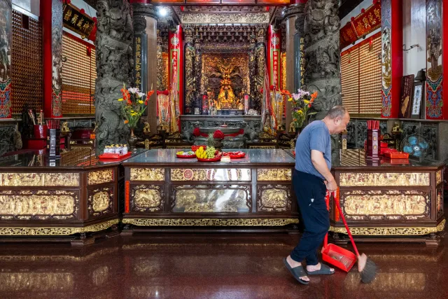 Innenraum des Bao’an-Tempels mit der Statue des Kai Zhang Sheng Wang, Patron der Fischer.