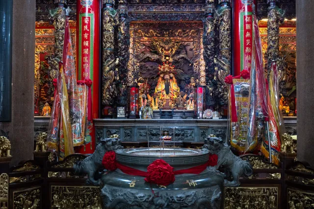 Innenraum des Bao’an-Tempels mit der Statue des Kai Zhang Sheng Wang, Patron der Fischer.