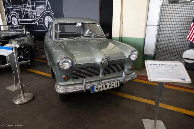 Der Taunus 12M mit Weltkugel.