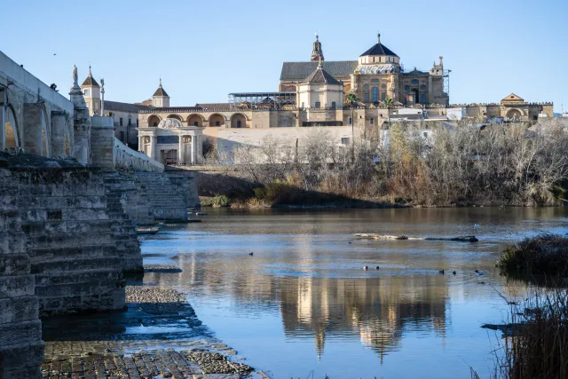 Abend über dem Guadalquivir – die Mezquita mit Spiegelbild im Fluss