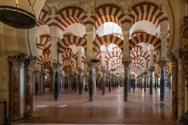 Meer aus 850 Marmorsäulen