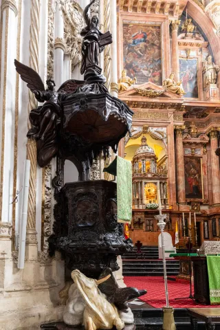 Verschiedene Kapellen und Altäre