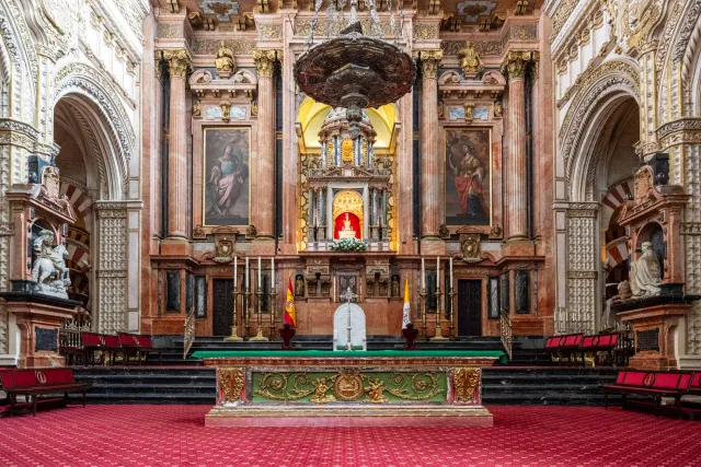 Verschiedene Kapellen und Altäre