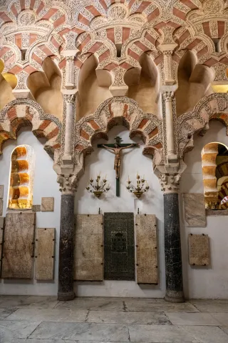 Ein Jesuskreuz unter einem islamischen Baldachin