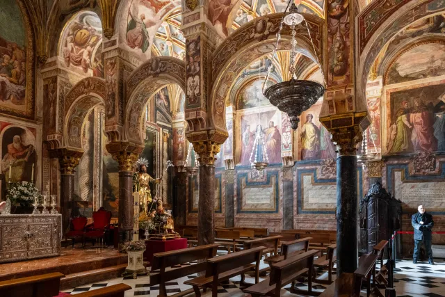 Verschiedene Kapellen und Altäre