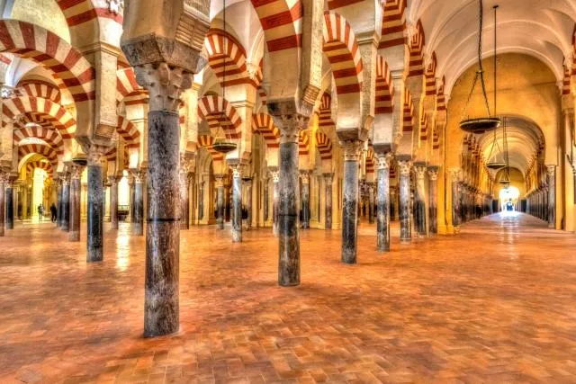 Meer aus 850 Marmorsäulen