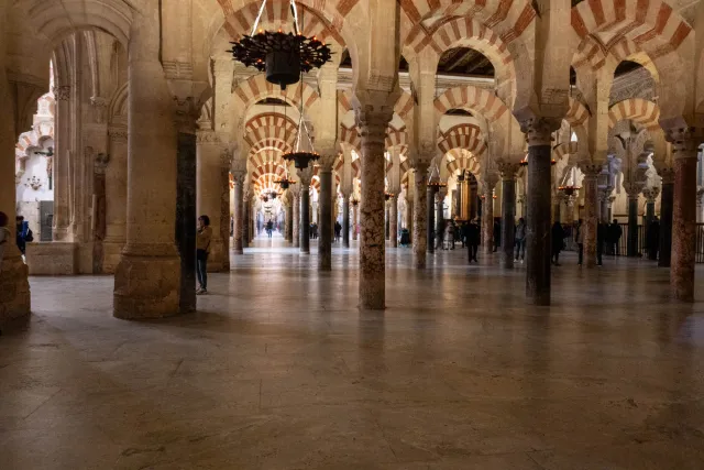 Meer aus 850 Marmorsäulen