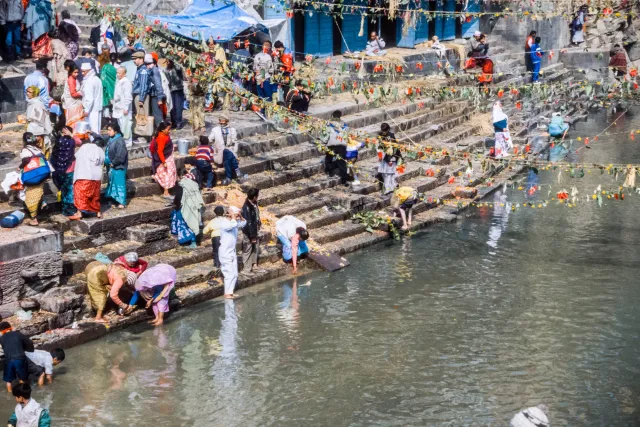 Rituelle Waschungen im Bagmati-Fluss
