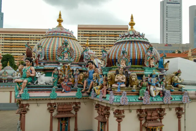 Sri Mariamman Temple 2003 mit Hochhäusern im Hintergrund
