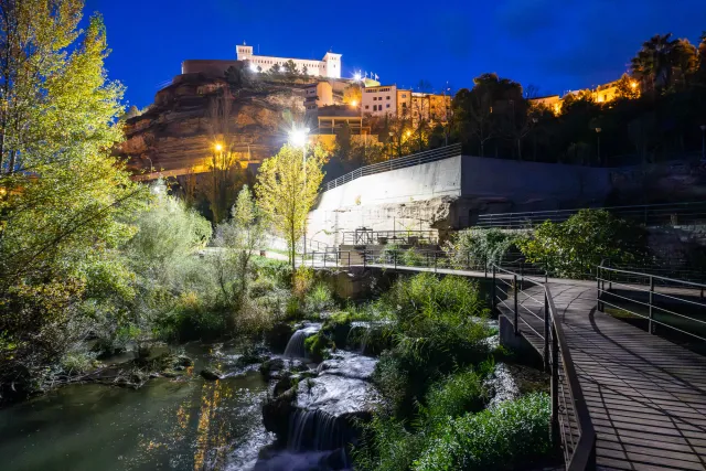 Die Klosterburg von Alcañiz in Aragón in der Nacht