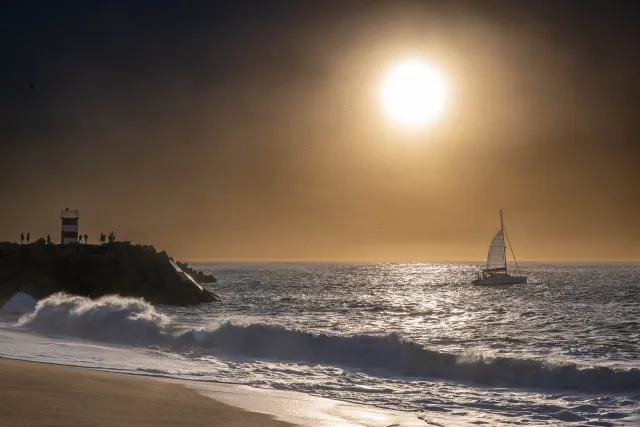 Ein mutiger Segler verlässt den Hafen
