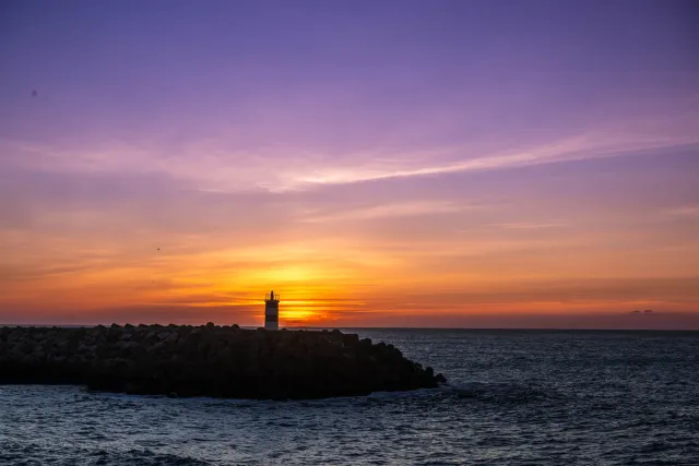 Die ersten Pastellfarben versöhnen die Elemente