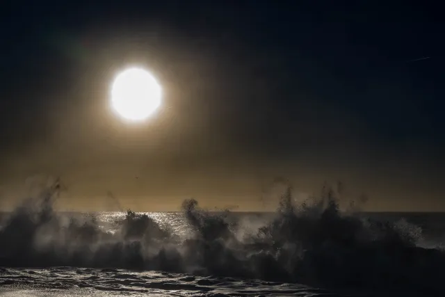 Skurrile Figuren der Brandung unter dunkler Sonne