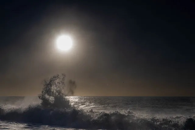 Der Atlantik greift nach der Sonne