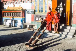 Mönche des alten Ghoom Kloster beim Musizieren