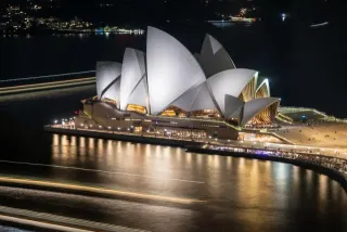 Die Oper in Sydney bei Nacht