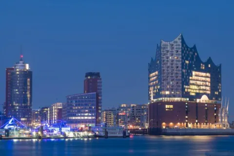 Yachthafen und Elbphilharmonie in Hamburg zur Blauen Stunde